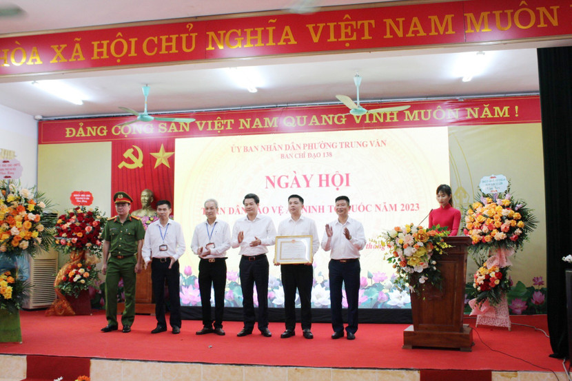 Phường Trung Văn, quận Nam Từ Liêm, Hà Nội vinh dự nhận Bằng khen của Chủ tịch UBND trong công tác đảm bảo an ninh trật tự trên địa bàn Phường Trung Văn, quận Nam Từ Liêm, Hà Nội vinh dự nhận Bằng khen của Chủ tịch UBND trong công tác đảm bảo an ninh trật tự trên địa bàn