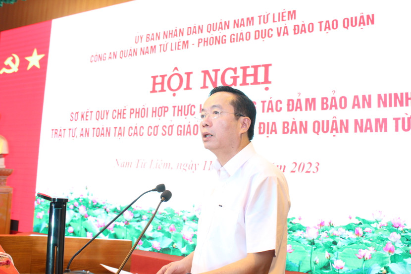 Ông Trần Thanh Long, Quyền Chủ tịch UBND quận Nam Từ Liêm phát biểu chỉ đạo tại hội nghị