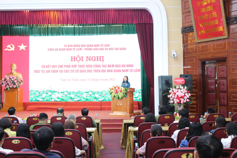 Bà Nguyễn Thị Hương, Trưởng phòng Giáo dục Đào tạo quận Nam Từ Liêm phát biểu tiếp thu ý kiến chỉ đạo tại hội nghị