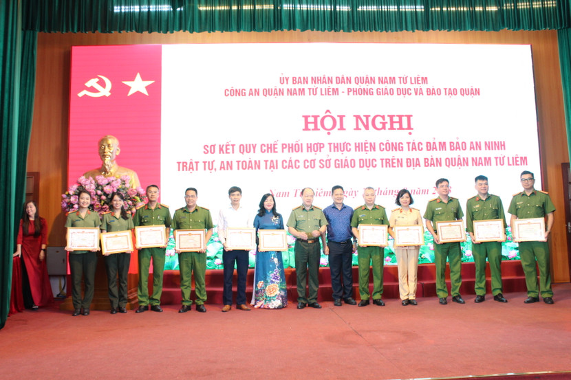 Đại diện CATP và Sở Giáo dục đào tạo trao khen cho các cá nhân có thành tích xuất sắc