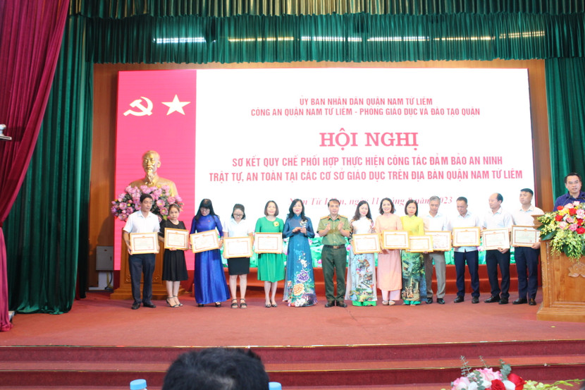 Chỉ huy CAQ Nam Từ Liêm và Phòng Giáo dục đào tạo quận trao thưởng cho các cá nhân có thành tích xuất sắc