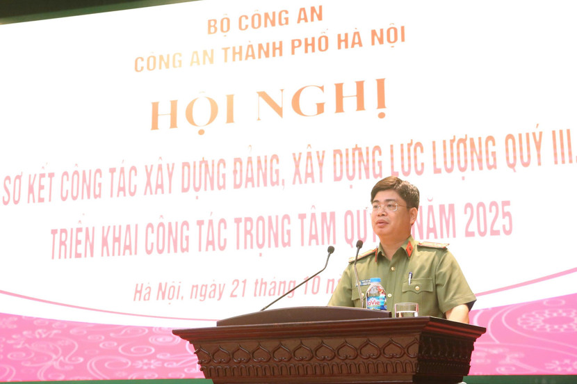 Thượng tá Trần Văn Quang, Trưởng phòng Tổ chức cán bộ phát biểu tại hội nghị Thượng tá Trần Văn Quang, Trưởng phòng Tổ chức cán bộ phát biểu tại hội nghị