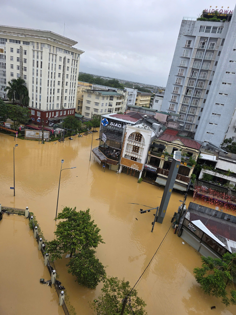 Nhiều khu vực của TP Huế chìm sâu trong biển nước Nhiều khu vực của TP Huế chìm sâu trong biển nước