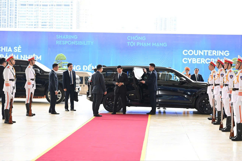 Cán bộ Phòng Bảo vệ sự kiện đặt biệt quan trọng và khách quốc tế đón các đoàn khách quốc tế đến tham dự Lễ mở ký