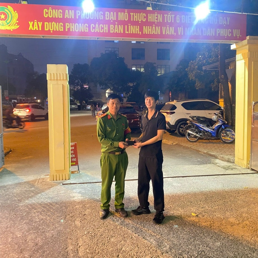Công an phường Đại Mỗ trao trả lại tài sản cho công dân Công an phường Đại Mỗ trao trả lại tài sản cho công dân