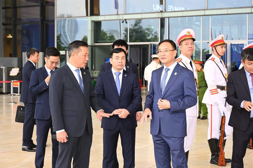 Đỗ Xuân Tiệp - Phó Tư lệnh Bộ Tư lệnh Cảnh vệ báo cáo Thượng tướng Phạm Thế Tùng, Thứ trưởng Bộ Công an công tác triển khai lực lượng bảo vệ tại Trung tâm Hội nghị Quốc gia