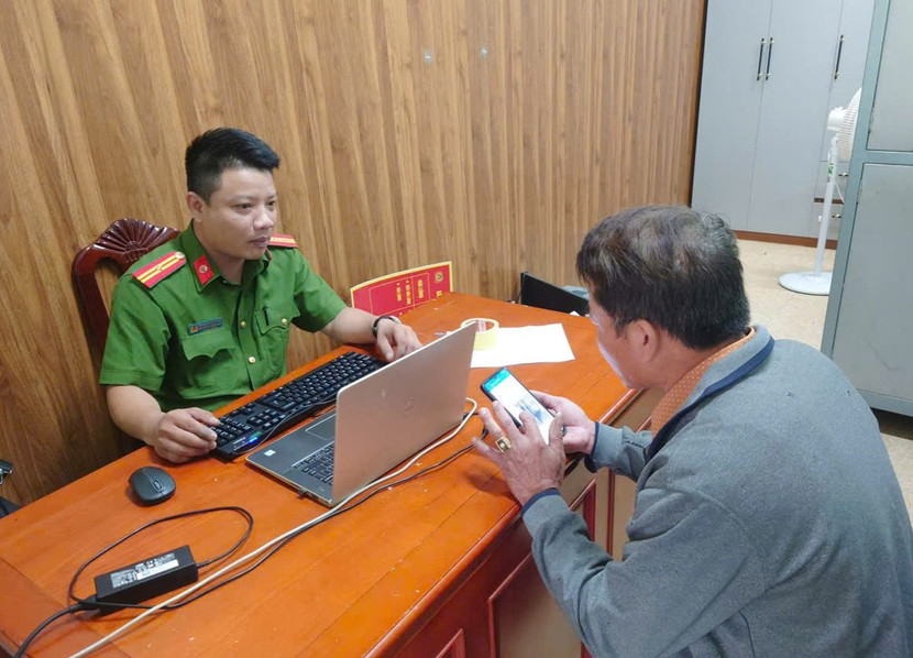 Ông N.V.H trình bày sự việc với Công an phường Vinh Lộc