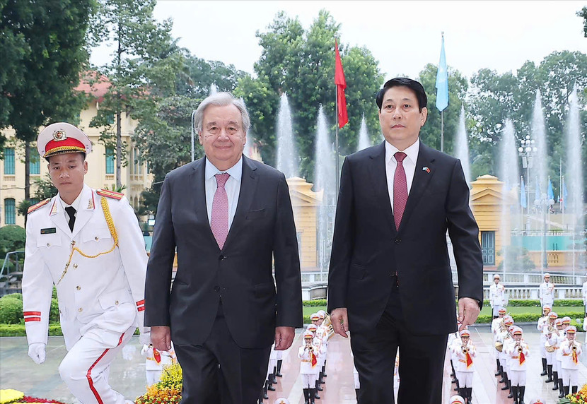 Thiếu tá Lương Thế Trưởng (ngoài cùng bên trái) bảo vệ tiếp cận Tổng Thư ký Liên Hợp quốc António Guterres