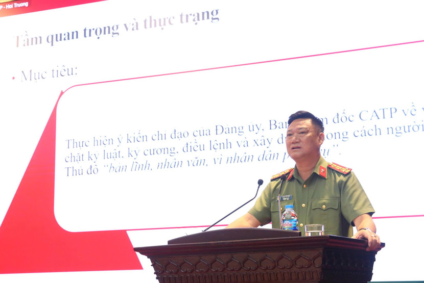 Đại tá Trần Văn Hóa, Trưởng phòng Công tác chính trị phát biểu tại hội nghị Đại tá Trần Văn Hóa, Trưởng phòng Công tác chính trị phát biểu tại hội nghị