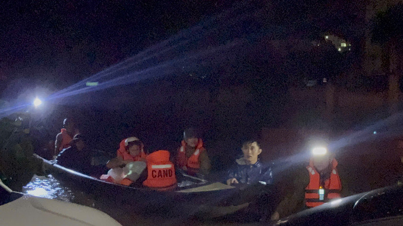 Hình ảnh người chiến sỹ CAND thành phố Huế đồng hành thực hiện nhiệm vụ cứu hộ nhân dân Hình ảnh người chiến sỹ CAND thành phố Huế đồng hành thực hiện nhiệm vụ cứu hộ nhân dân