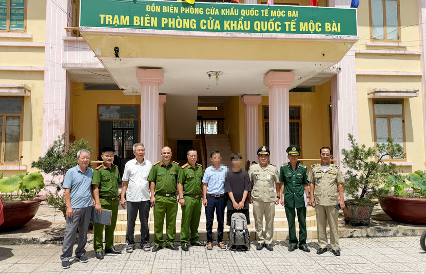 Lực lượng công an bàn giao cháu H về với gia đình