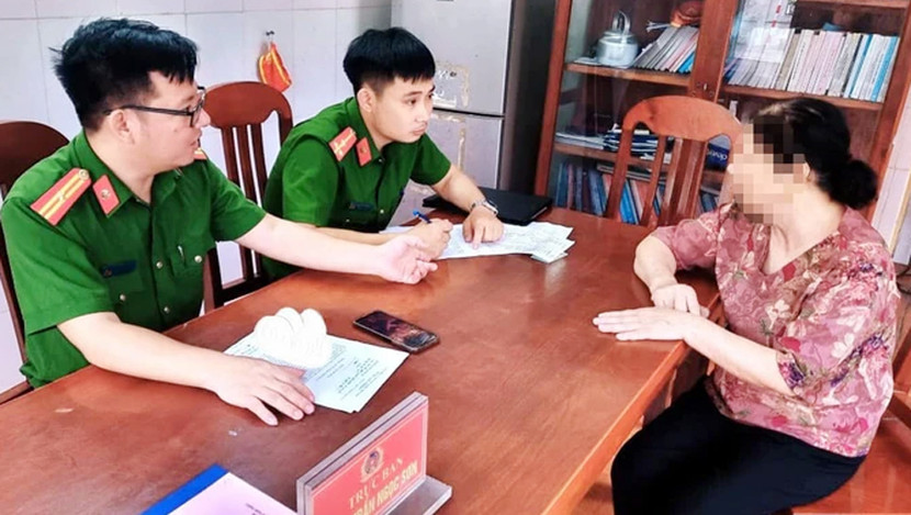 CAH Sông Lô giải thích cho bà L về thủ đoạn lừa đảo của các đối tượng... CAH Sông Lô giải thích cho bà L về thủ đoạn lừa đảo của các đối tượng...