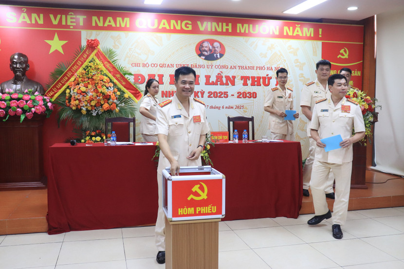 Đại tá Nguyễn Ngọc Quyền, Đảng viên sinh hoạt tại Chi bộ Cơ quan UBKT Đảng ủy CATP bỏ phiếu bầu Ban chấp hành nhiệm kỳ 2025-2030
