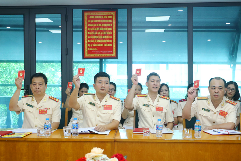 Các đại biểu thể hiện ý chí tại Đại hội