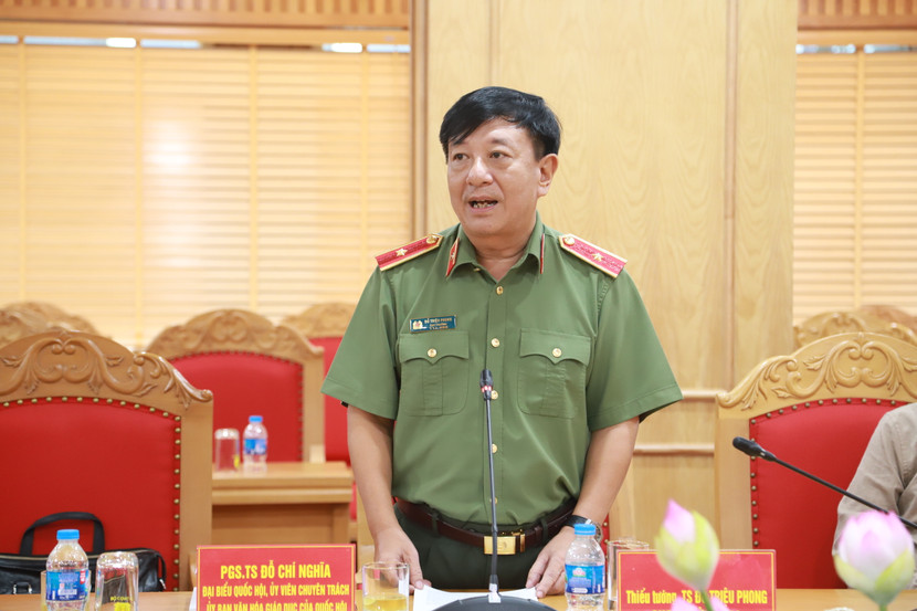 Thiếu tướng, TS Đỗ Triệu Phong, Cục trưởng Cục Truyền thông CAND tham luận tại Hội thảo Thiếu tướng, TS Đỗ Triệu Phong, Cục trưởng Cục Truyền thông CAND tham luận tại Hội thảo