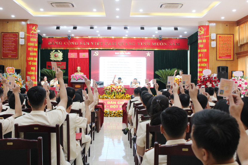 Các đại biểu thể hiện ý chí tại Đại hội