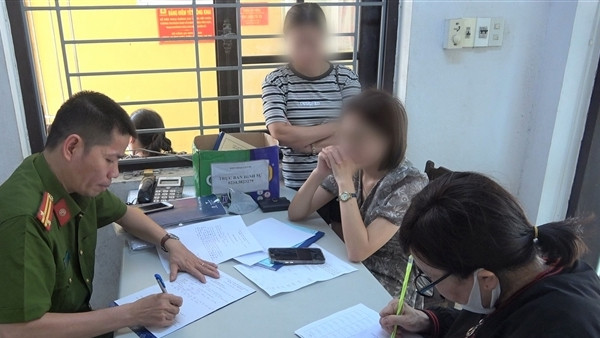 Bà H đến trình báo việc bị lừa đảo tại cơ quan công an