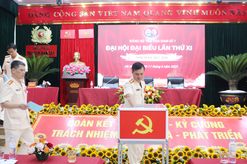 Đại hội tiến hành bầu cử bằng hình thức bỏ phiếu kín