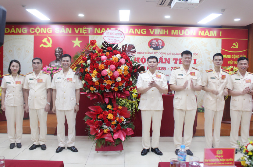 Đại tá Nguyễn Ngọc Quyền tặng hoa chúc mừng Ban Chấp hành Chi bộ nhiệm kỳ 2025-2030