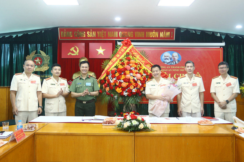 Đại tá Nguyễn Ngọc Quyền tặng hoa chúc mừng Ban chấp hành Chi bộ Phòng PX 04 nhiệm kỳ 2025 - 2030