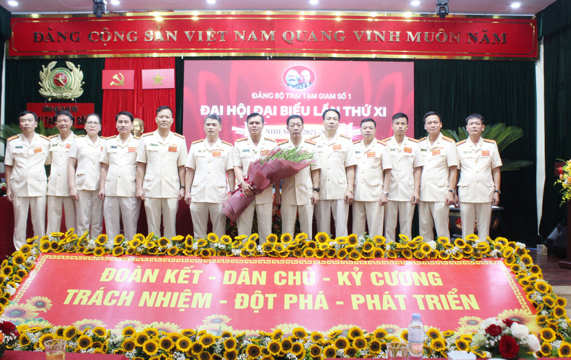 Các đồng chí trúng cử vào Ban Chấp hành Đảng bộ ra mắt Đại hội