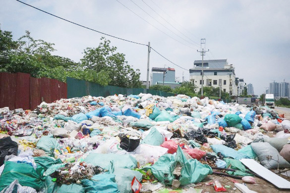 Bánh kẹo không rõ nguồn gốc, hết hạn sử dụng bị đổ trộm cùng rác thải ở La Phù