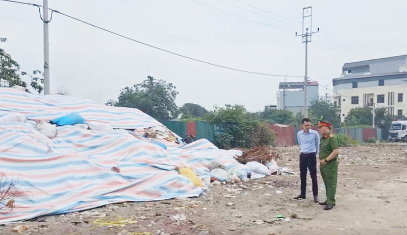 Tổ công tác Phòng Cảnh sát QLHC về TTXH trao đổi với lãnh đạo UBND xã La Phù các biện pháp khắc phục tình trạng đổ trộm bánh kẹo hết hạn, không rõ nguồn gốc