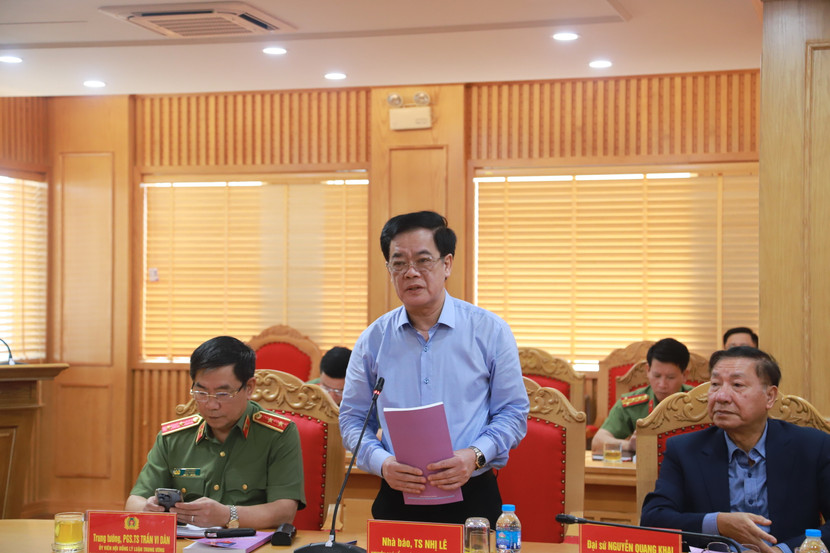 Nhà báo Nhị Lê tham luận tại Hội thảo Nhà báo Nhị Lê tham luận tại Hội thảo