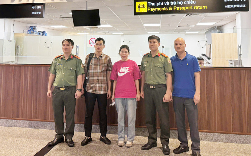 Trần Thị Chung, đối tượng có lệnh truy nã đặc biệt nguy hiểm đã bị Cơ quan An ninh điều tra Công an tỉnh Quảng Ninh bắt giữ khi vừa nhập cảnh vào Việt Nam Trần Thị Chung, đối tượng có lệnh truy nã đặc biệt nguy hiểm đã bị Cơ quan An ninh điều tra Công an tỉnh Quảng Ninh bắt giữ khi vừa nhập cảnh vào Việt Nam