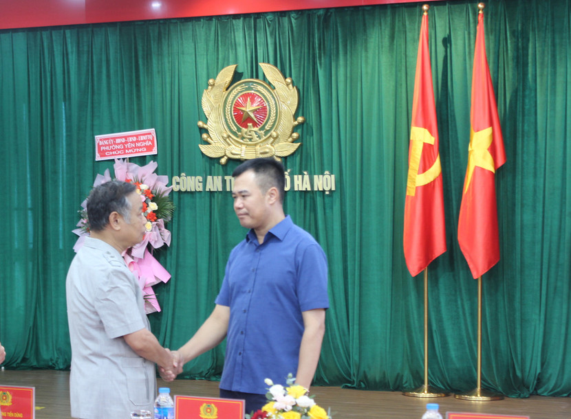 Đại tá Nguyễn Ngọc Quyền trò chuyện cùng cựu cán bộ Công an hưu trí