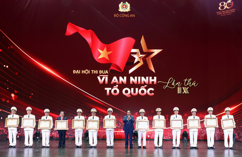 Thủ tướng Phạm Minh Chính trao Huân chương Quân công hạng Nhất tặng Thứ trưởng Nguyễn Văn Long; đồng thời trao danh hiệu "Anh hùng LLVTND" tặng 12 tập thể, cá nhân