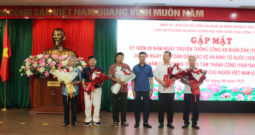 Đại tá Nguyễn Ngọc Quyền trao kinh phí hỗ trợ 5 Chi hội Cựu CAND các phường Hà Đông, Yên Nghĩa, Dương Nội, Phú Lương, Kiến Hưng