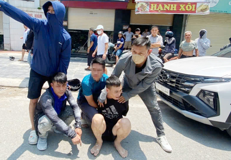 Các trinh sát bắt giữ 2 đối tượng tàng trữ trái phép chất ma túy Các trinh sát bắt giữ 2 đối tượng tàng trữ trái phép chất ma túy