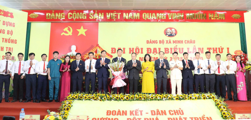 Trung tướng Nguyễn Thanh Tùng tặng hoa chúc mừng Ban Chấp hành Đảng bộ xã Minh Châu Trung tướng Nguyễn Thanh Tùng tặng hoa chúc mừng Ban Chấp hành Đảng bộ xã Minh Châu