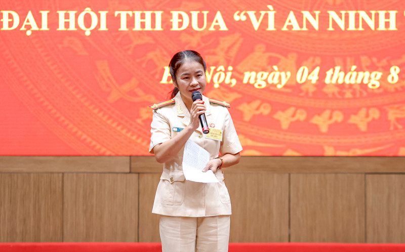 Trung tá Phạm Thị Mậu, Đội Giáo viên văn hóa, Trường Giáo dưỡng số 2, Cục Cảnh sát quản lý trại giam, cơ sở giáo dục bắt buộc, trường giáo dưỡng phát biểu tại cuộc gặp mặt