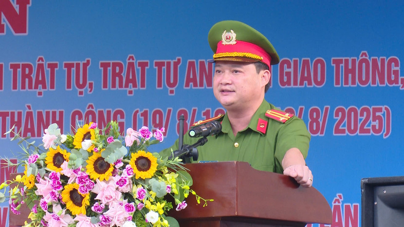 Trung tá Tạ Quốc Khánh, Trưởng Công an xã Thường Tín phát biểu tại lễ ra quân Trung tá Tạ Quốc Khánh, Trưởng Công an xã Thường Tín phát biểu tại lễ ra quân