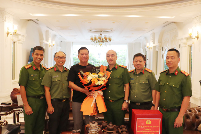 Đại tá Nguyễn Đức Long cùng đoàn công tác thăm hỏi, tri ân đồng chí Thiếu tướng Đinh Văn Toản, nguyên Phó Giám đốc CATP