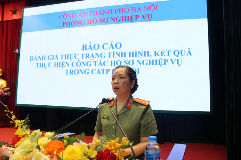 Thượng tá Phạm Thị Thùy Dương, Trưởng Phòng Hồ sơ nghiệp vụ CATP Hà Nội trình bày công tác hồ sơ hiện nay