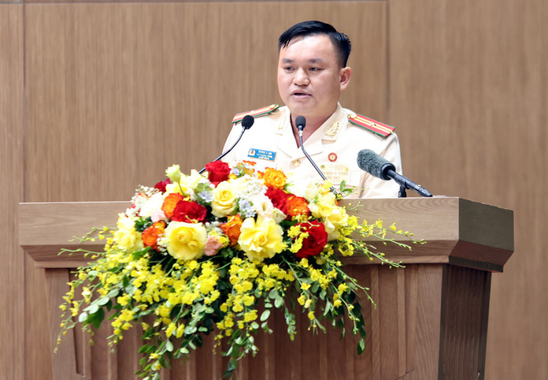 Thiếu tá Hoàng A Liền, Phó Trưởng phòng Cảnh sát hình sự, Công an tỉnh Lai Châu phát biểu tại cuộc gặp mặt...