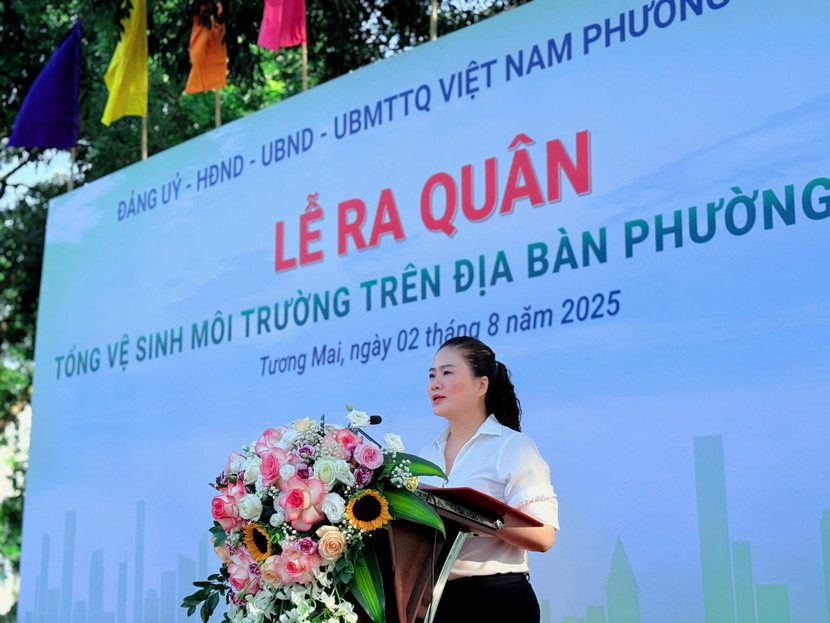 Bà Đào Thị Thu Hằng, Chủ tịch UBND phường Tương Mai phát biểu tại lễ ra quân Bà Đào Thị Thu Hằng, Chủ tịch UBND phường Tương Mai phát biểu tại lễ ra quân