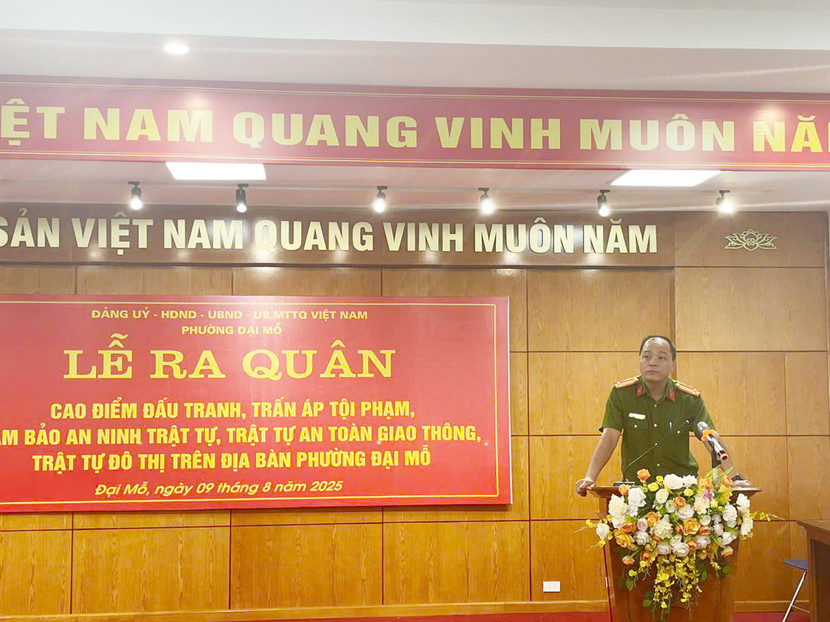 Trung tá Nguyễn Mạnh Cường, Phó trưởng Công an phường Đại Mỗ phát biểu tại lễ ra quân