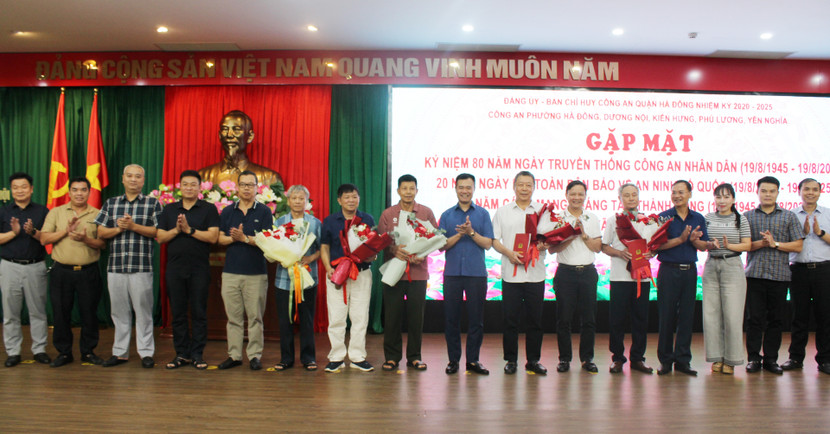 Đại tá Nguyễn Ngọc Quyền và chỉ huy Công an 5 phường cùng các cán bộ Công an hưu trí