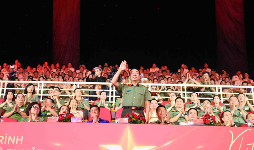 Thượng tướng Trần Quốc Tỏ, Ủy viên Trung ương Đảng, Phó Bí thư Đảng ủy Công an Trung ương, Thứ trưởng Bộ Công an dự và phát biểu tại chương trình