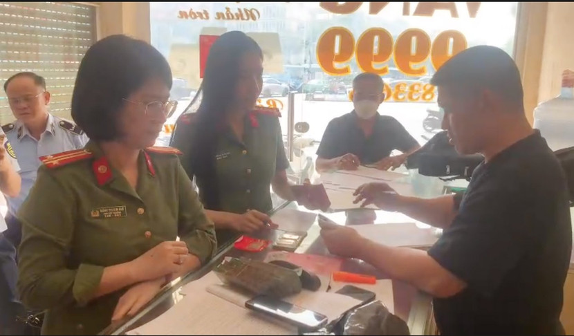 CBCS Phòng An ninh kinh tế và Cục Quản lý thị trường kiểm tra một cơ sở kinh doanh vàng bạc phát hiện có sai phạm CBCS Phòng An ninh kinh tế và Cục Quản lý thị trường kiểm tra một cơ sở kinh doanh vàng bạc phát hiện có sai phạm