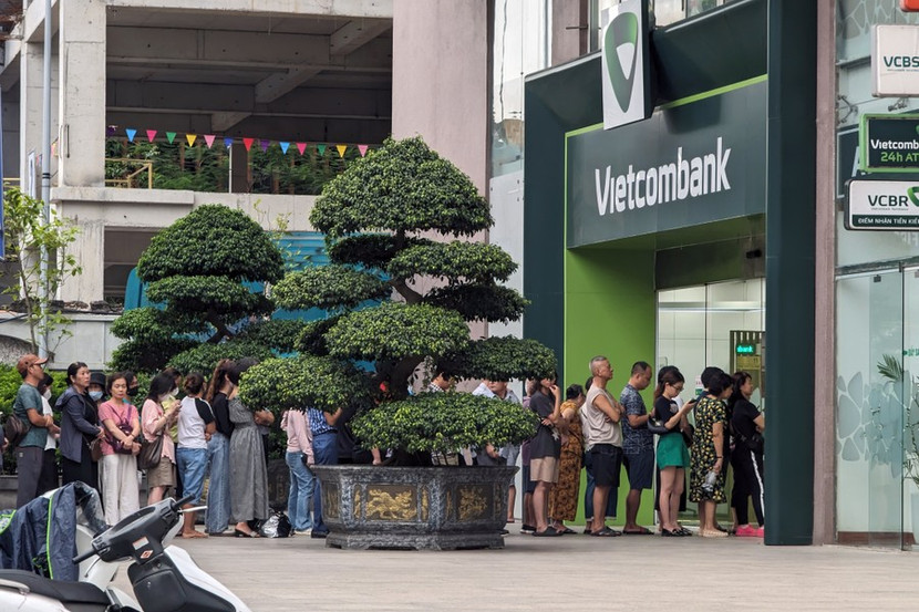 Rất đông người dân xếp hàng mua vàng miếng SJC do các ngân hàng thương mại Nhà nước bán Rất đông người dân xếp hàng mua vàng miếng SJC do các ngân hàng thương mại Nhà nước bán