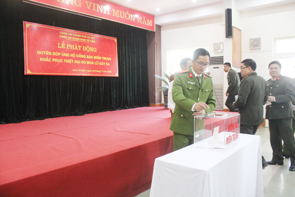 Ngay sau lễ phát động, CAQ Nam Từ Liêm đã quyên góp được số tiền 230 triệu Ngay sau lễ phát động, CAQ Nam Từ Liêm đã quyên góp được số tiền 230 triệu