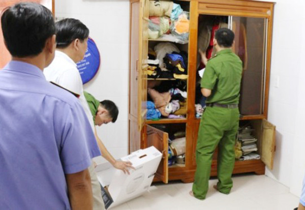 Cơ quan chức năng khám xét nơi ở các đối tượng