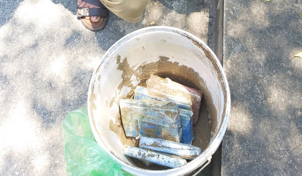 6 bánh ma túy cất giấu trong thùng sơn