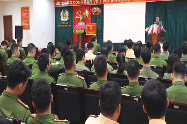 Liên tiếp các lớp tập huấn được tổ chức, nhằm nâng cao kiến thức cho CBCS Công an huyện Mỹ Đức, đặc biệt là lực lượng Công an xã Liên tiếp các lớp tập huấn được tổ chức, nhằm nâng cao kiến thức cho CBCS Công an huyện Mỹ Đức, đặc biệt là lực lượng Công an xã