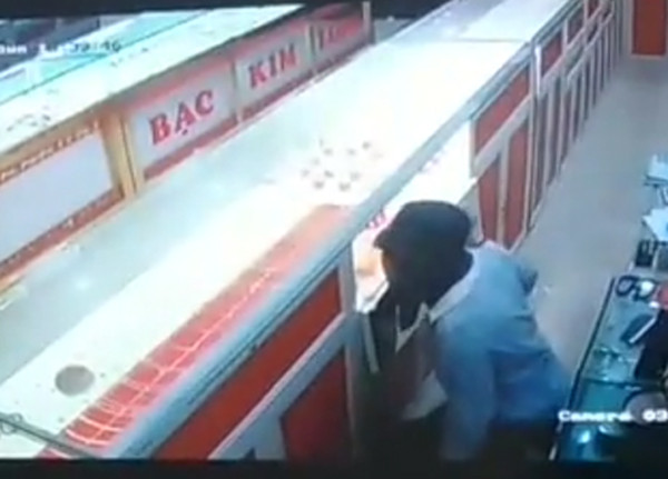 Hình ảnh nam sinh trộm cắp hiệu vàng được cắt từ camera của gia đình chủ hiệu vàng